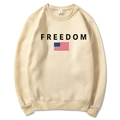 Sweat à capuche unisexe beige avec texte FREEDOM noir et imprimé drapeau américain - Kaki