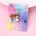 Broche creativo de guitarra en esmalte blanco y dorado sobre tarjeta de regalo - Guitarra