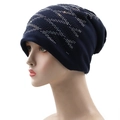 Détail du bonnet bleu foncé montrant les motifs de strass et la texture du coton - Style Tricoté Bleu Foncé (06)