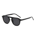 Gafas de sol redondas negras retro con remaches plateados y montura plana moderna - Montura Negra Lente Gris