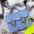 Mini borsa chic Cambridge in pelle verniciata azzurra con finiture in metallo dorato - Blu