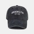 Détail de la broderie Brooklyn blanche sur casquette de baseball en coton gris délavé - Noir