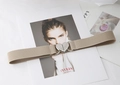 Détail de ceinture élastique beige avec une boucle cœur en métal argenté sur magazine - Abricot