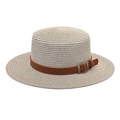 Vista detallada del sombrero boater de paja con copa plana y cinta marrón con hebilla - M / Gris claro
