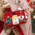 Drei Paar flauschige Korallenvlies-Weihnachtssocken mit festlichen Motiven in roter Box - Einheitsgröße / Weihnachtsbaum, Schneemann Und Weihnachtsfigur Stile (8091 Hat Snowman)
