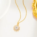 Luxe gouden titanium ketting met een kristallen bloemhanger en schitterende zirkonia's - Zonnebloem Stijl (878) / Goud