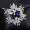 Broche fleur rétro en cristal avec gemmes bleu marine sur fond de cuir noir élégant - Bleu