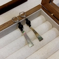 Nahaufnahme von Bambus-Ohrringen mit schwarzen Perlen und schimmerndem Muschel-Anhänger - Irisierende Schale Schwarze Achatperlen (30# Earring Post)