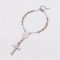 Detail van religieuze kralenarmband met Maagd Maria-medaille en zilveren kruishanger - 17+3cm / Goud & Zilver