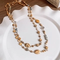 Dettaglio macro della collana a perline geometriche con pietre naturali e tocchi d'oro - Oro-Caffè (Placcato Oro)