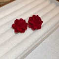 Eleganti orecchini a fiore in velluto rosso con perni in argento su vassoio - Orecchini a Bottone a Fiore In Floccato Rosso