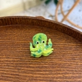 Détail d'une mini pince à cheveux pieuvre avec motif de marbre vert en acétate - Mini Poulpe Vert