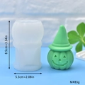 Vista macro dello stampo in silicone zucca con misure 8,5 cm altezza e 5,3 cm diametro - Zucca con cappello da strega
