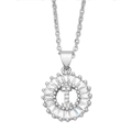 Détail macro du collier argenté avec pendentif rond en zircone et gravure de la lettre I - Lettre I