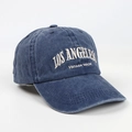 Détail de la broderie Los Angeles sur la casquette de baseball en coton bleu délavé - Réglable / Bleu marine