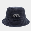 Gros plan de la broderie blanche GOD'S FAVORITE sur un chapeau bob en denim gris foncé - M (56-58cm) / Bleu marine
