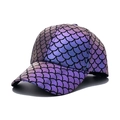 Cappellino da baseball viola iridescente con motivo a squame di pesce nere e visiera curva - 56-60cm / Viola Olografico (C)