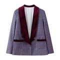 Retro-Karo-Wollblazer mit burgunderfarbenem Samtkragen und Taschenbesatz auf Weiß - S / Lila Karomuster