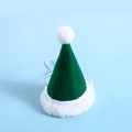 Detail van groene vilten kerstmuts voor huisdieren met witte bontrand en koordje - Groene Kerstmuts Ontwerp