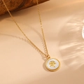 18K vergulde ketting met een ronde schelp hanger voorzien van een rozenbloem reliëf - Goud (A622)