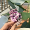 Details einer Haarspange in Rosenform mit rosa und lila Marmor-Muster - Ca. 4,5 cm / Purpurrot - Kräftig Floral