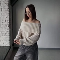 Elegante jersey de punto crema con hombros descubiertos y mangas largas suaves - S / Blanco