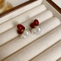 Herzohrringe mit weinroter Emaille und Perle in einer Schmuckschatulle - 30# Silberner Ohrstecker - Rot-Weiße Doppelte Herzen
