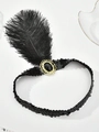 Detailansicht des 1920er Jahre Federstirnbands mit goldener Brosche und schwarzen Pailletten - Einzelne Feder Stirnband