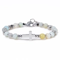 Dettaglio del bracciale di perle con croce, pietre di amazzonite e chiusura in acciaio - Amazonite