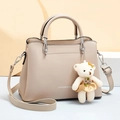 Sac bandoulière beige en cuir PU avec pendentif ours et détails argentés - Khaki