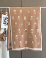 Detail eines weichen braunen Strickschals mit Katzenmotiven und feinen Fransen am Rand - 65*185cm / Khaki