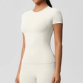Détail du t-shirt de yoga moulant blanc cassé en tissu extensible à séchage rapide - S / Hauts / Ivoire Clair