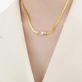 Collana a catena a serpente dorata con ciondolo a gemma ovale su blazer beige - 41+5cm / Collana Oro Zircone Bianco