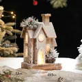 Noords houten kersthuisje met warme LED-verlichting en decoratieve dennenappels - Kerst Houten Huis Stijl F