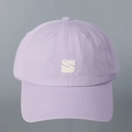 Détail du logo S brodé blanc sur une casquette en coton lilas clair avec trous d'aération - M(56-58cm) / Mauve Clair