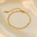 18k vergulde roestvrijstalen armband met bloemenreliëf en karabijnsluiting op een zijden achtergrond - E20 Reliëfketting Armband Goud