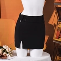 Detailansicht eines schwarzen Minirocks mit stilvollen Knöpfen und seitlichem Schlitz - S / Schwarz