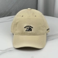 Gros plan de la broderie de montagne DOTUREBOY 1971 sur une casquette en coton beige - Taille unique (58-60cm) / Poche zippée