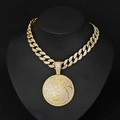 Detail van gouden basketbal hanger ketting met I'm Back gravure en glanzende steentjes - Goud met 18 inch Cubaanse ketting