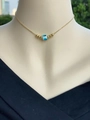 Detailansicht der 18k vergoldeten Halskette mit blauer Evil Eye Perle und Goldakzenten - Goldene Böser Blick Feine Kette Stil