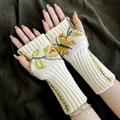 Damen Wendbare Strickhandschuhe mit Schmetterlings-Jacquard und Blumenstickerei - Gebrochenes Weiß