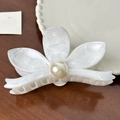Elegante pinza para el pelo de flor de mármol blanco con perla central decorativa - Pinza de flores blanca-11,5cm