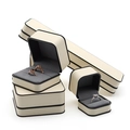 Coffret cadeau à bijoux beige élégant avec bordure noire et doublure velours gris - Boîte à bague simple / Blanc Cassé