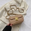 Sac bandoulière beige matelassé minimaliste avec motif chevron et fermoir doré en T - Kaki