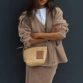 Braune Strickjacke für Damen mit Langarm, kombiniert mit weißem T-Shirt und Rock - S / Khaki