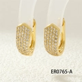 Detailopname van goudkleurige U-vormige creolen met een pavézetting van heldere zirkonia - U-vormige Ring (ER0765-A) / Goud