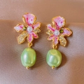 Dettaglio di orecchini vintage a fiori in smalto con perle e perline verdi - 10# Stile Fiore Rosa Placcato in Oro Vero