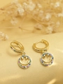 Dettaglio di orecchini dorati con ciondoli a forma di smiley in zircone multicolore caldo - A3-Faccina Sorridente