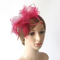 Elegante tocado de color magenta con cinta de malla ondulada y detalles de plumas - Burdeos