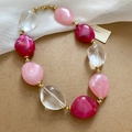 Dettaglio della collana con perle di resina rosa e ciondolo Happiness su seta - Stile Collana di Perle Ovali Rosa (HB4270-HE27782-HN9545)